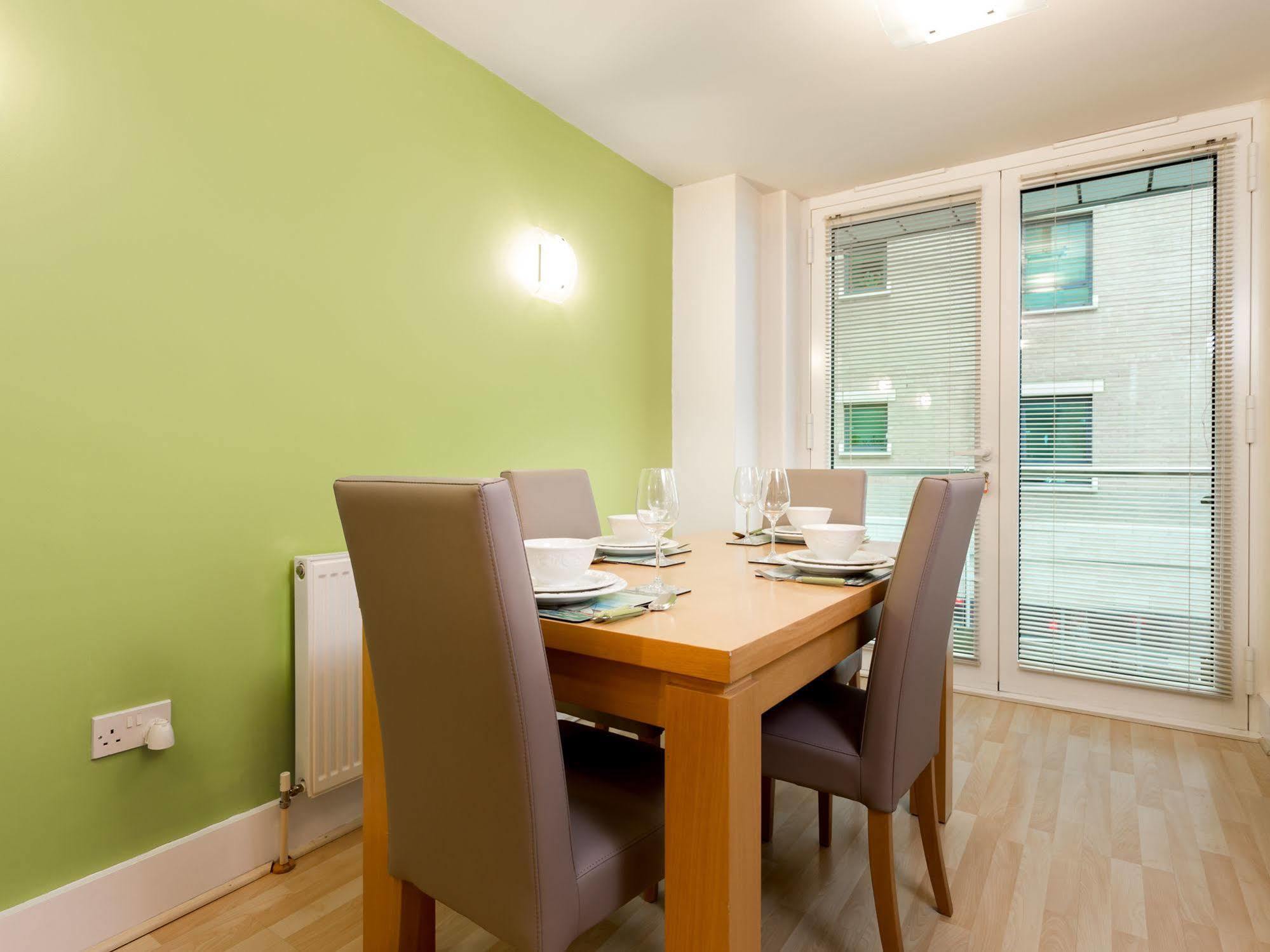 Quay Holidays - Dolphin Quays