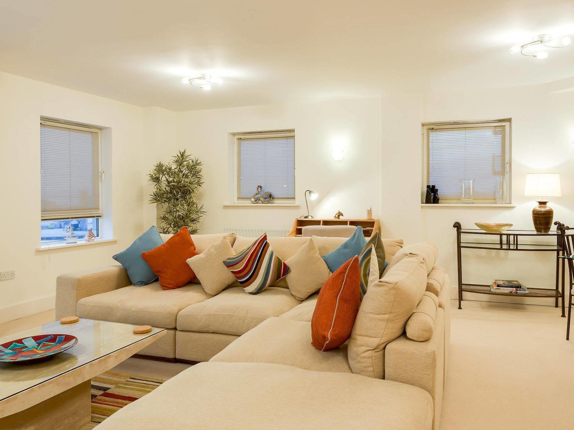 Quay Holidays - Dolphin Quays 4*