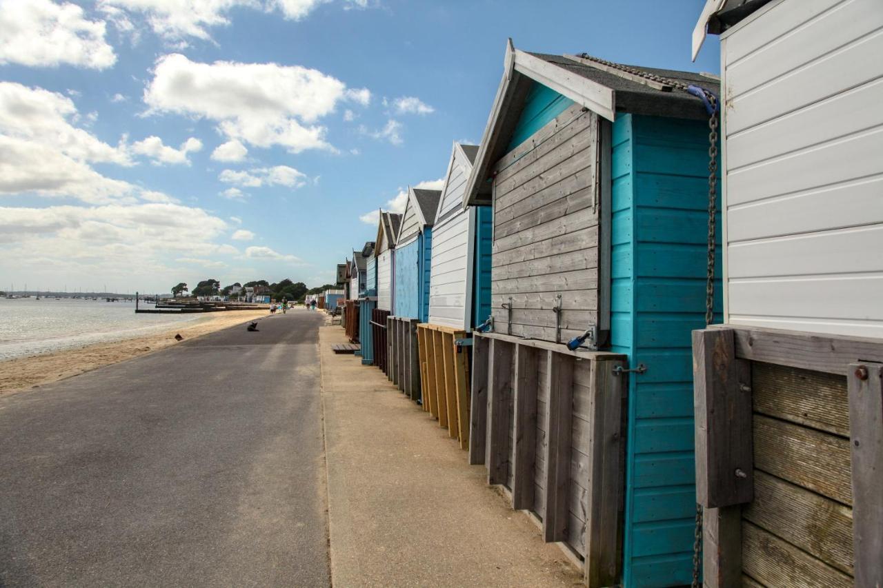 House For 8 Garden, Parking, 3mins From Beach Holiday home Poole