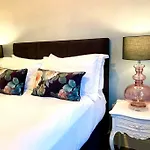 Stylish Apartment - 1 Minute Walk To Poole Quay - Great Location - Free Parking - Fast Wifi - Smart Tv - Newly Decorated - Sleeps Up To 2! Close To Poole & Bournemouth & Sandbanks