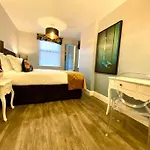 Stylish Apartment - 1 Minute Walk To Poole Quay - Great Location - Free Parking - Fast Wifi - Smart Tv - Newly Decorated - Sleeps Up To 2! Close To Poole & Bournemouth & Sandbanks