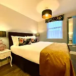 Stylish Apartment - 1 Minute Walk To Poole Quay - Great Location - Free Parking - Fast Wifi - Smart Tv - Newly Decorated - Sleeps Up To 2! Close To Poole & Bournemouth & Sandbanks