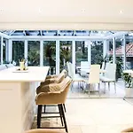 Hot Tub/Football Court/Sleeps 12/Luxury Villa