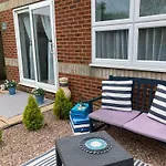The Sashes - Cozy Apartment - Free Parking - Ultrafast Wifi - Smart Tv - Netflix - Sleeps Up To 6! Close To Poole Town Center & Sandbanks & Bournemouth