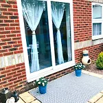The Sashes - Cozy Apartment - Free Parking - Ultrafast Wifi - Smart Tv - Netflix - Sleeps Up To 6! Close To Poole Town Center & Sandbanks & Bournemouth
