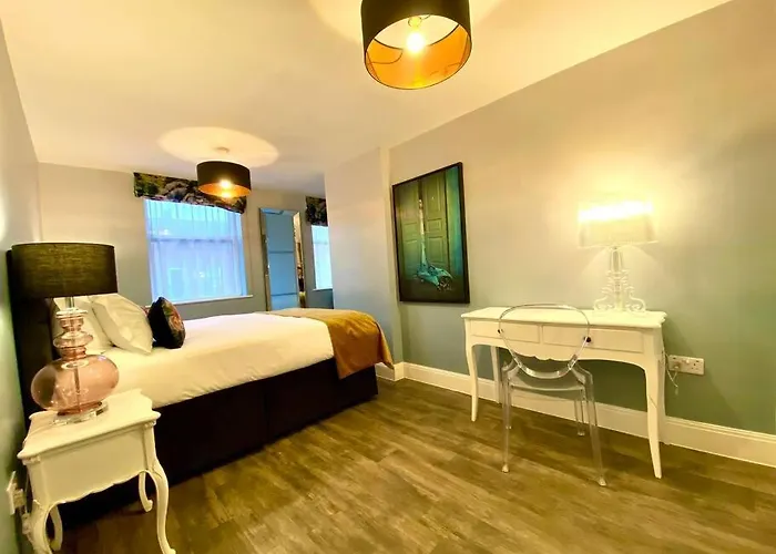 Stylish Apartment - 1 Minute Walk To Poole Quay - Great Location - Free Parking - Fast Wifi - Smart Tv - Newly Decorated - Sleeps Up To 2! Close To Poole & Bournemouth & Sandbanks