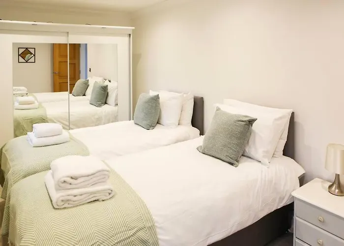 Hot Tub/Football Court/Sleeps 12/Luxury Villa