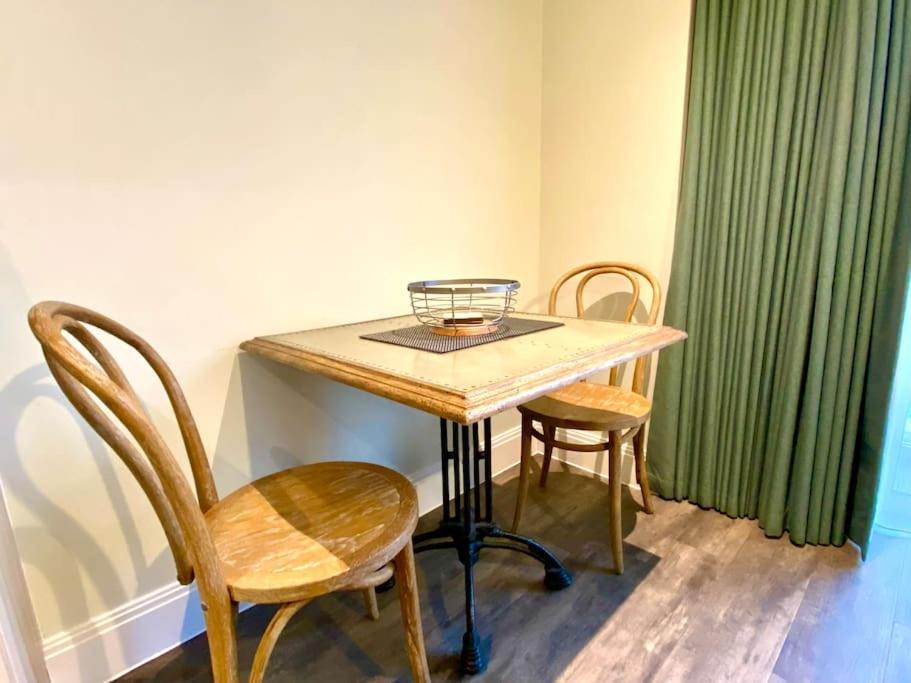 Apartment Quayside Retreat: Stylish Near Quay *