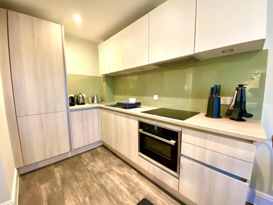 Quayside Retreat: Stylish Near Quay Apartment *