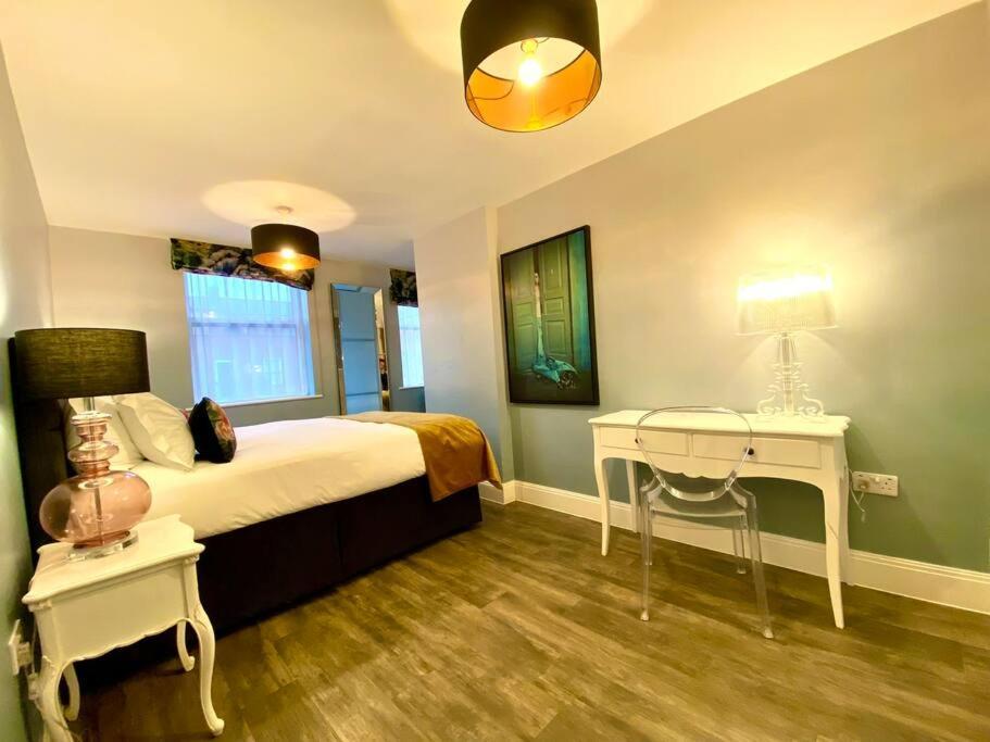 Quayside Retreat: Stylish Near Quay Poole