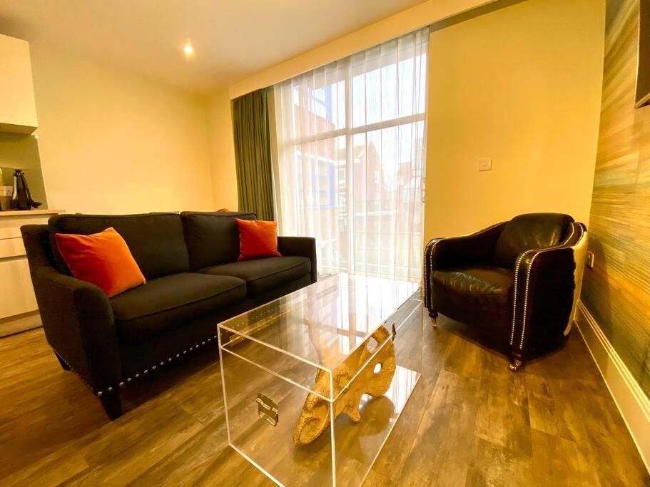 Quayside Retreat: Stylish Near Quay Apartment