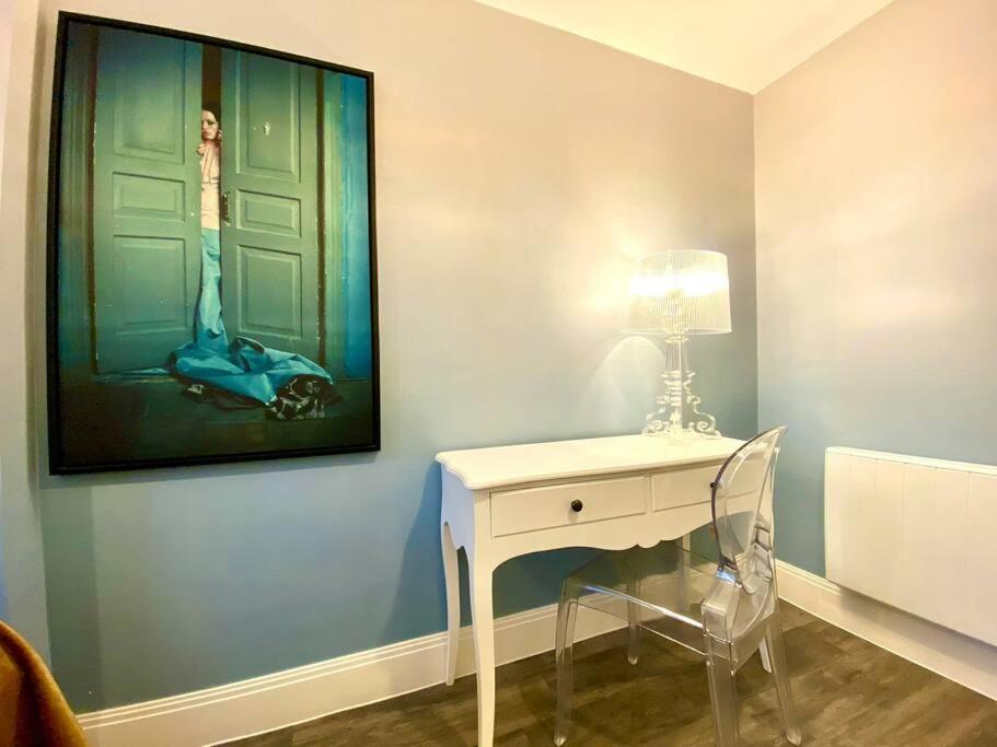 Quayside Retreat: Stylish Near Quay