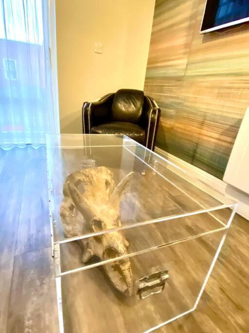 Quayside Retreat: Stylish Near Quay *