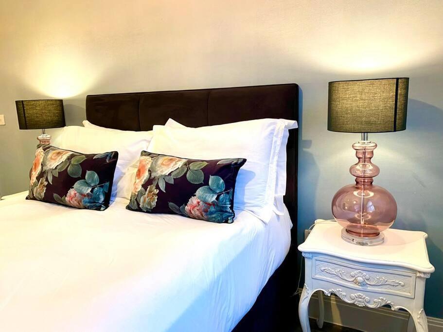 Quayside Retreat: Stylish Near Quay Apartment *