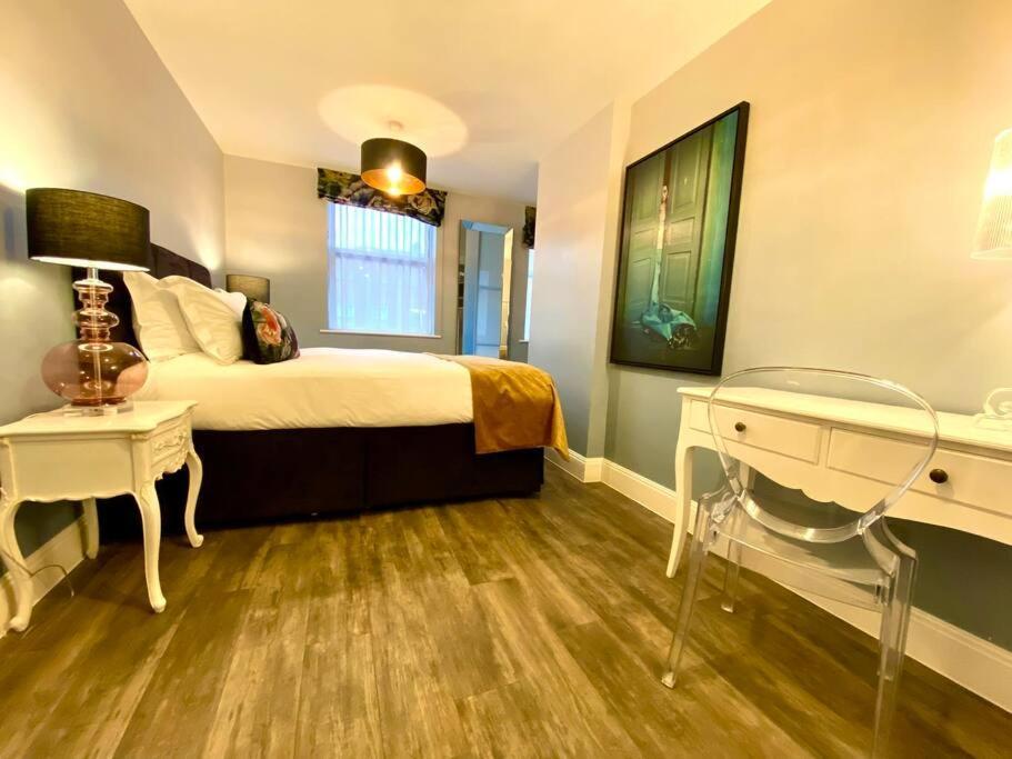 Quayside Retreat: Stylish Near Quay Apartment Poole