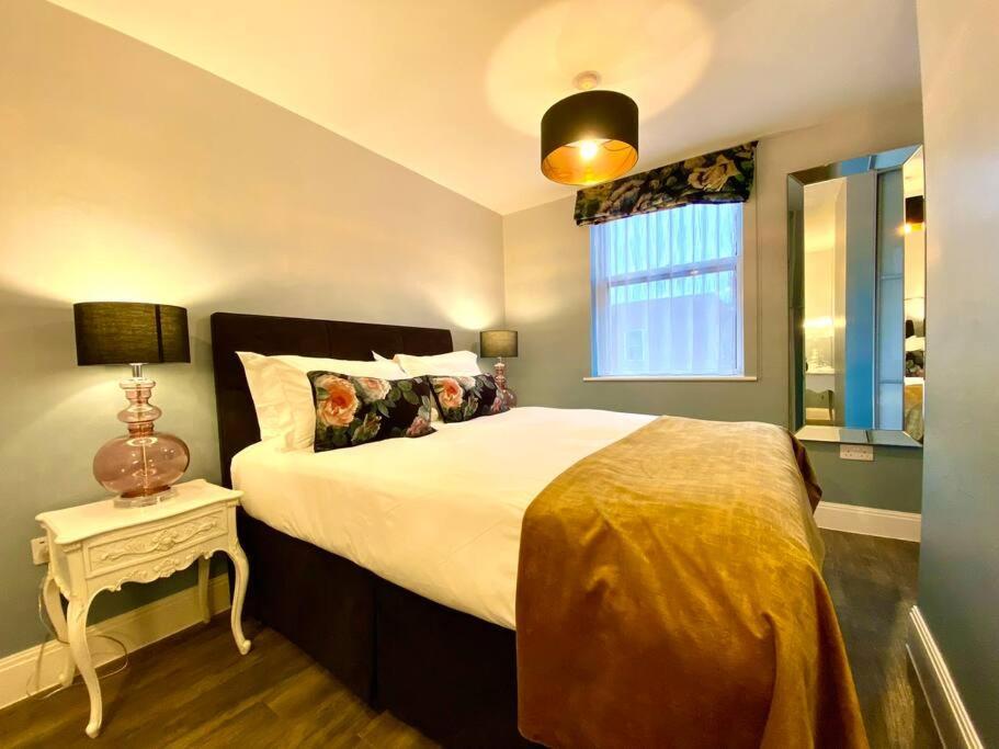 Quayside Retreat: Stylish Near Quay