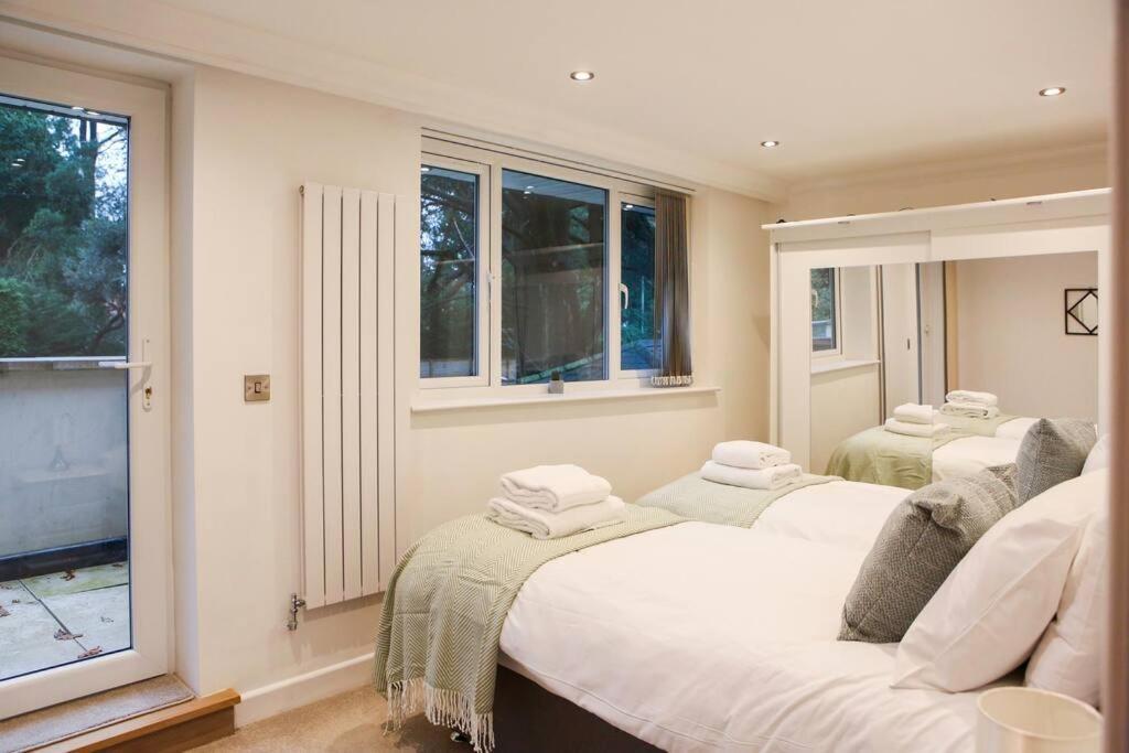 Villa Hot Tub/football Court/sleeps 12/luxury *