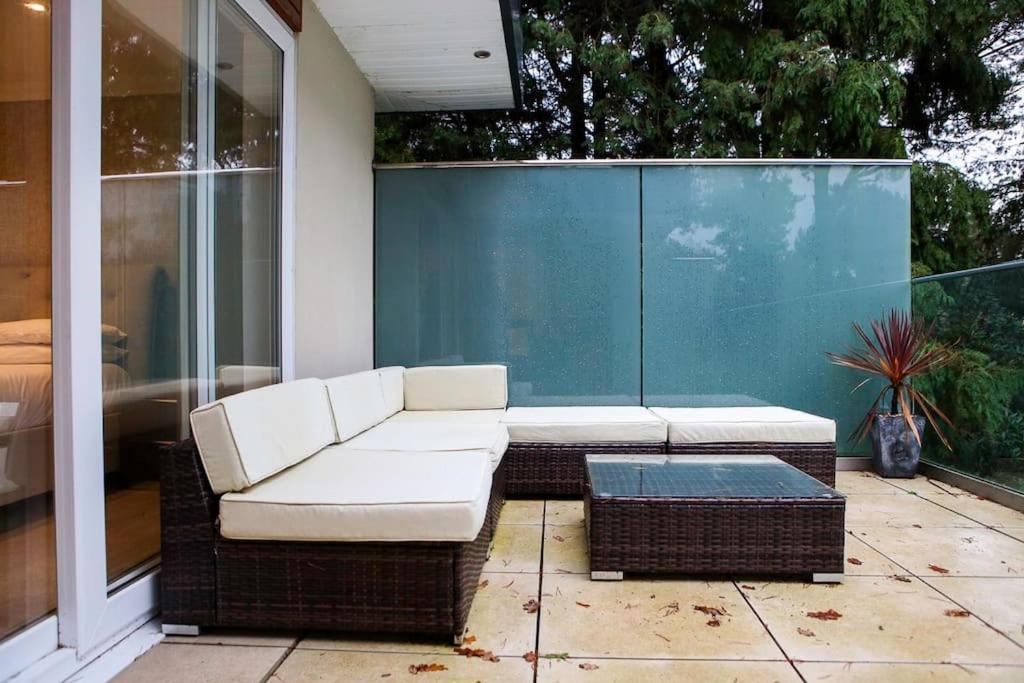 Hot Tub/football Court/sleeps 12/luxury