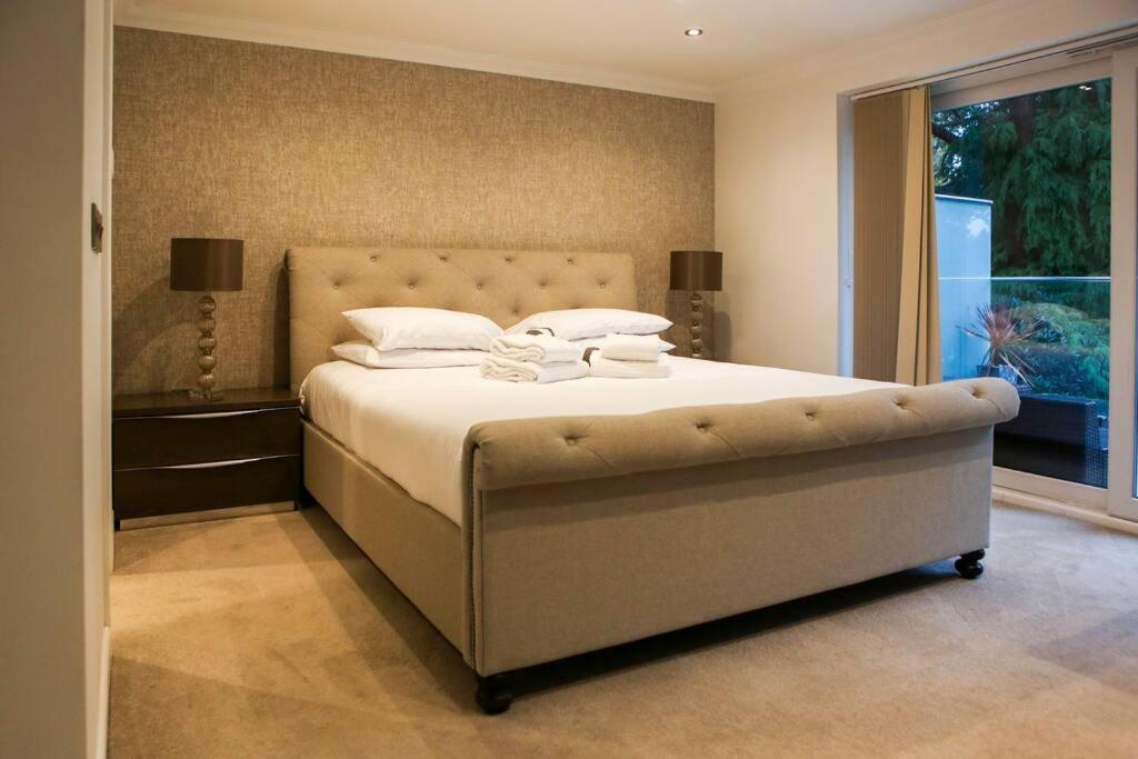 Hot Tub/football Court/sleeps 12/luxury Villa *