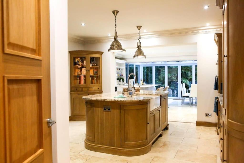 Villa Hot Tub/football Court/sleeps 12/luxury *
