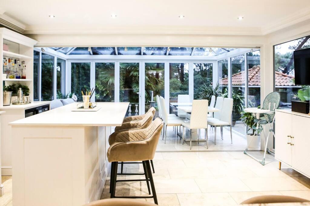 Villa Hot Tub/football Court/sleeps 12/luxury