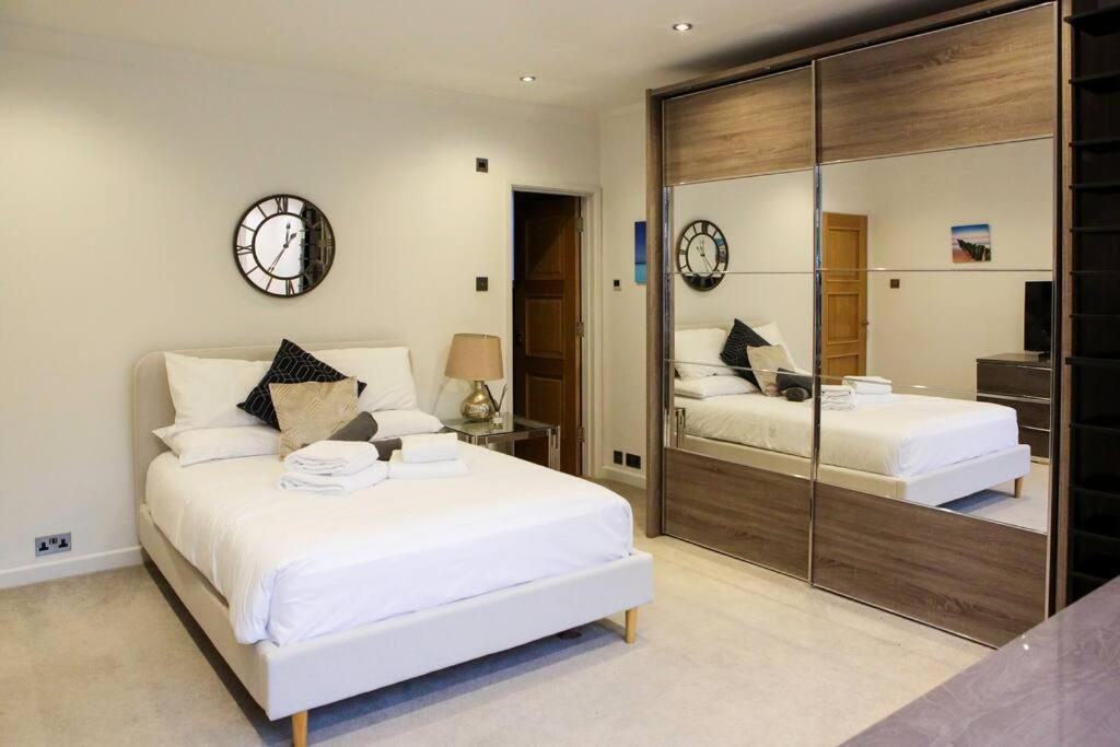Villa Hot Tub/football Court/sleeps 12/luxury *