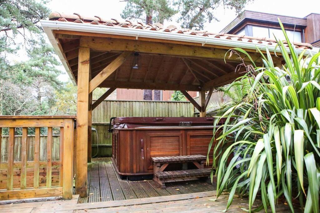 Hot Tub/football Court/sleeps 12/luxury