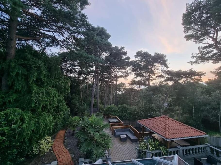 Hot Tub/football Court/sleeps 12/luxury * Poole