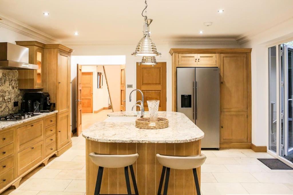 Hot Tub/football Court/sleeps 12/luxury Poole