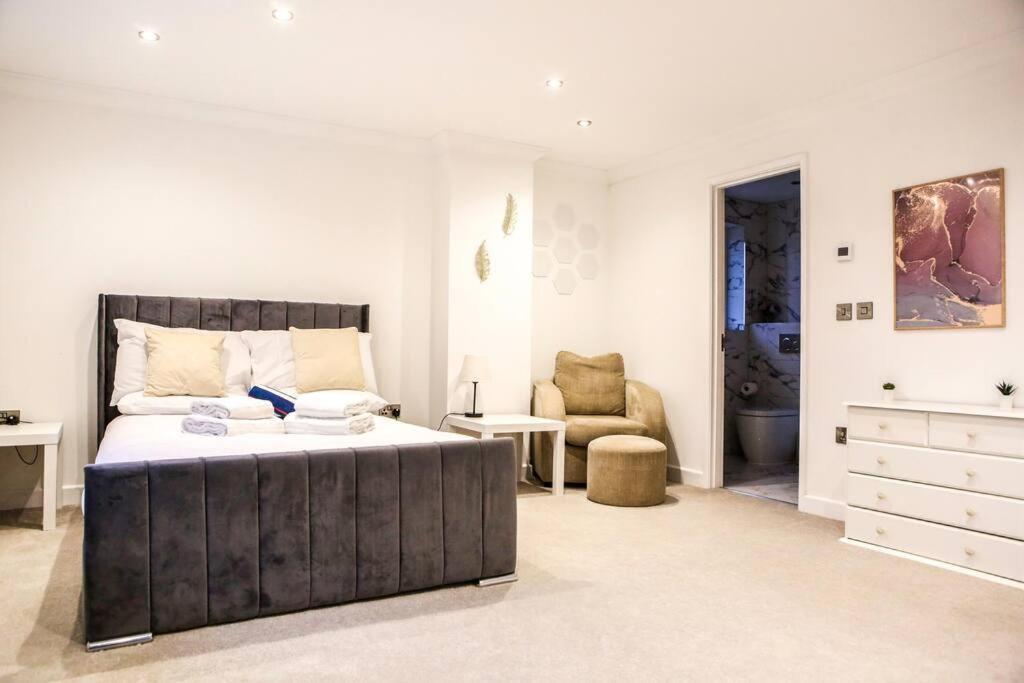 Hot Tub/football Court/sleeps 12/luxury