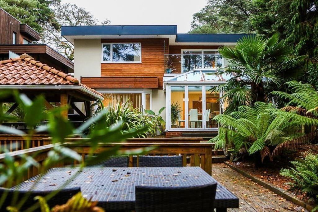 Hot Tub/football Court/sleeps 12/luxury * Poole