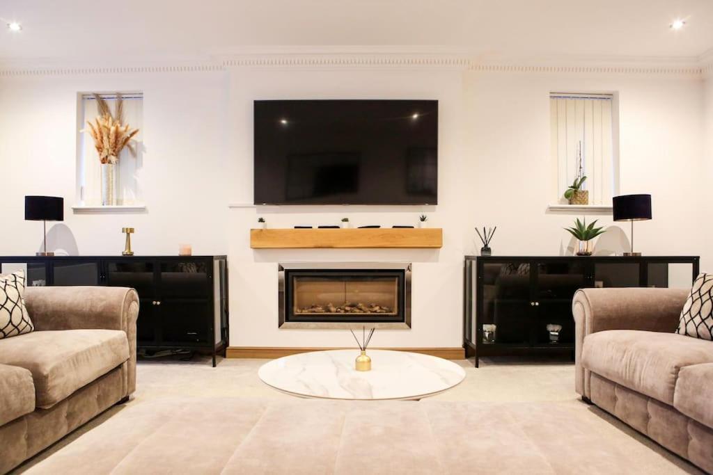 Hot Tub/football Court/sleeps 12/luxury *