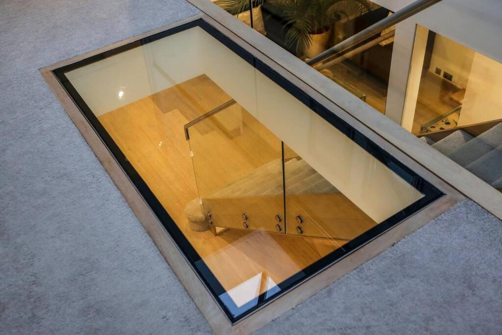 Hot Tub/football Court/sleeps 12/luxury *