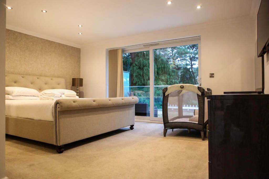 Hot Tub/football Court/sleeps 12/luxury Villa Poole