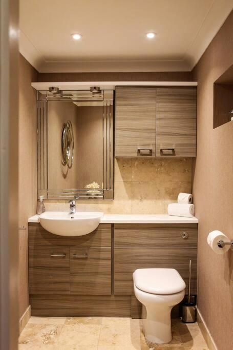 Hot Tub/football Court/sleeps 12/luxury Villa Poole