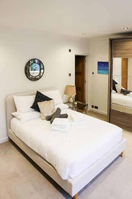 Hot Tub/football Court/sleeps 12/luxury Villa Poole