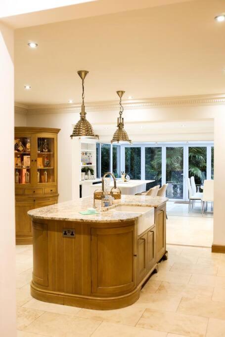 Villa Hot Tub/football Court/sleeps 12/luxury *
