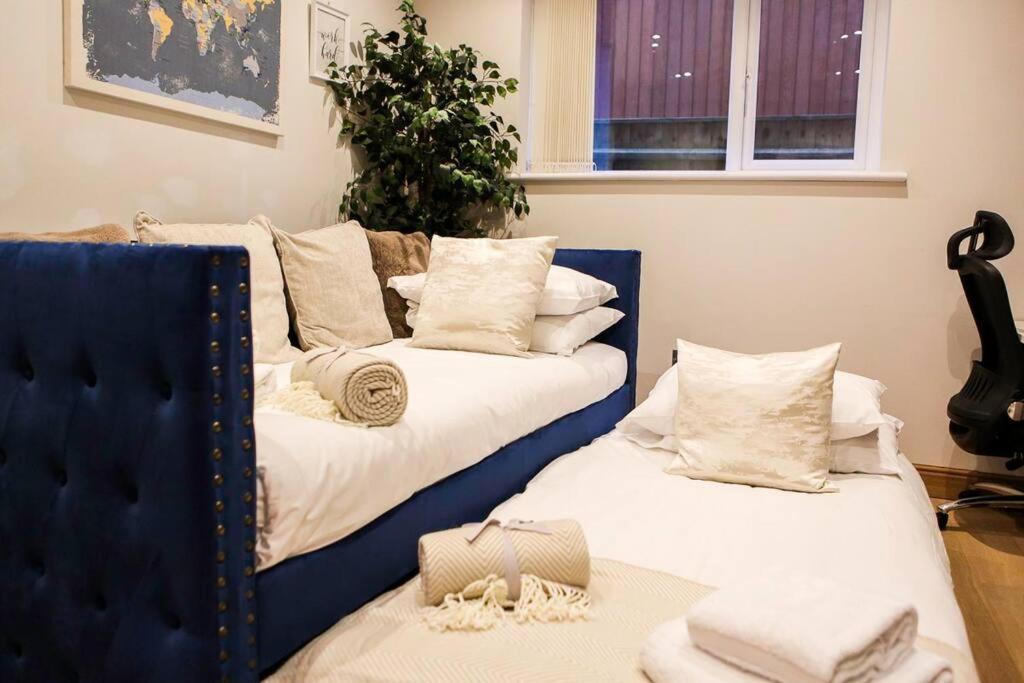 Villa Hot Tub/football Court/sleeps 12/luxury