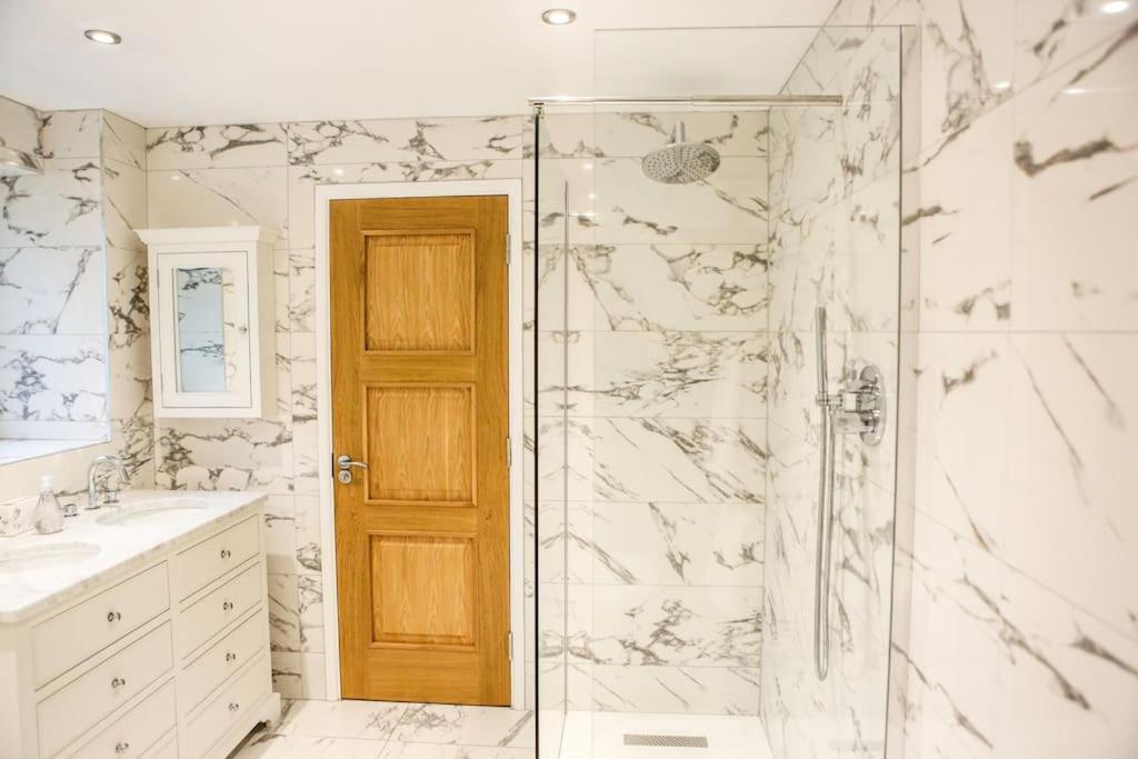 Hot Tub/football Court/sleeps 12/luxury * Poole