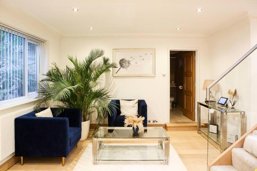 Hot Tub/football Court/sleeps 12/luxury
