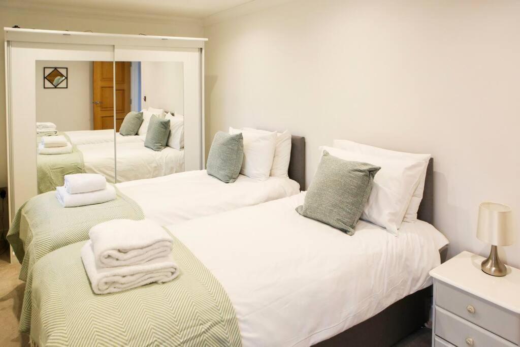 Hot Tub/football Court/sleeps 12/luxury Villa *