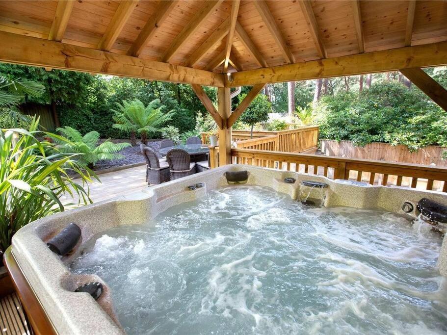 Hot Tub/football Court/sleeps 12/luxury * Poole