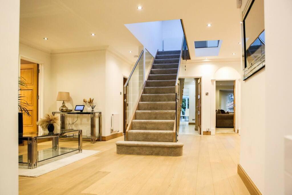 Hot Tub/football Court/sleeps 12/luxury Villa Poole