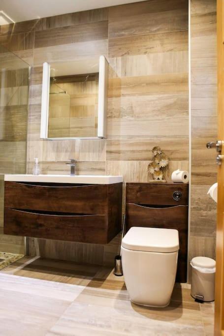 Hot Tub/football Court/sleeps 12/luxury Villa