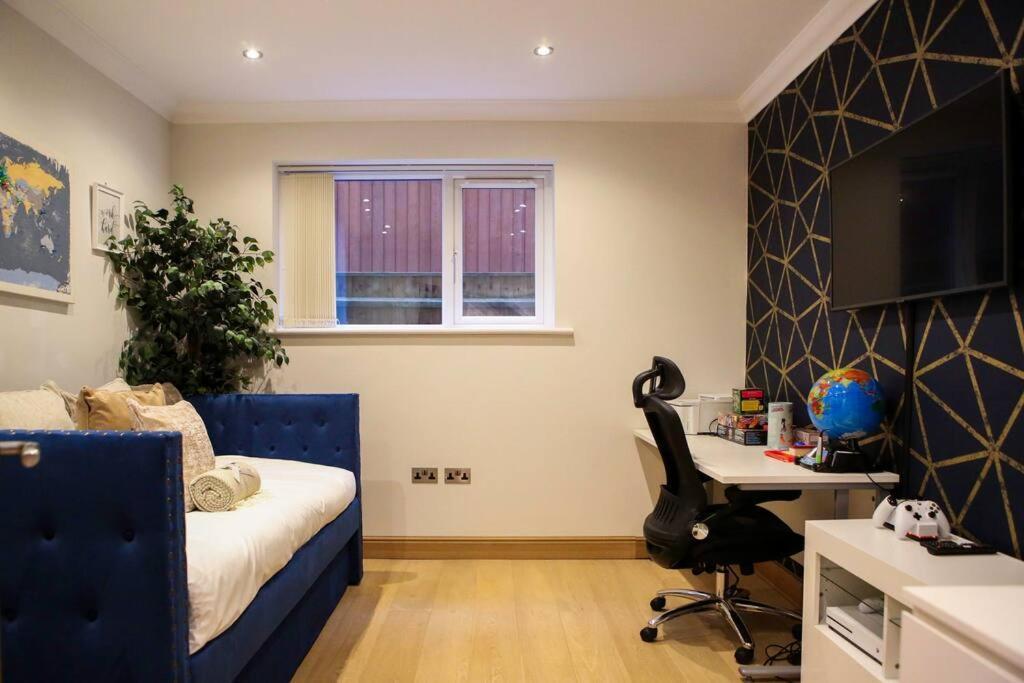 Hot Tub/football Court/sleeps 12/luxury Poole