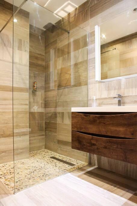 Villa Hot Tub/football Court/sleeps 12/luxury *