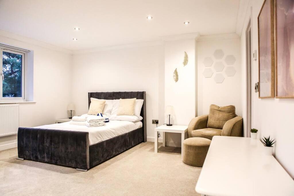 Hot Tub/football Court/sleeps 12/luxury