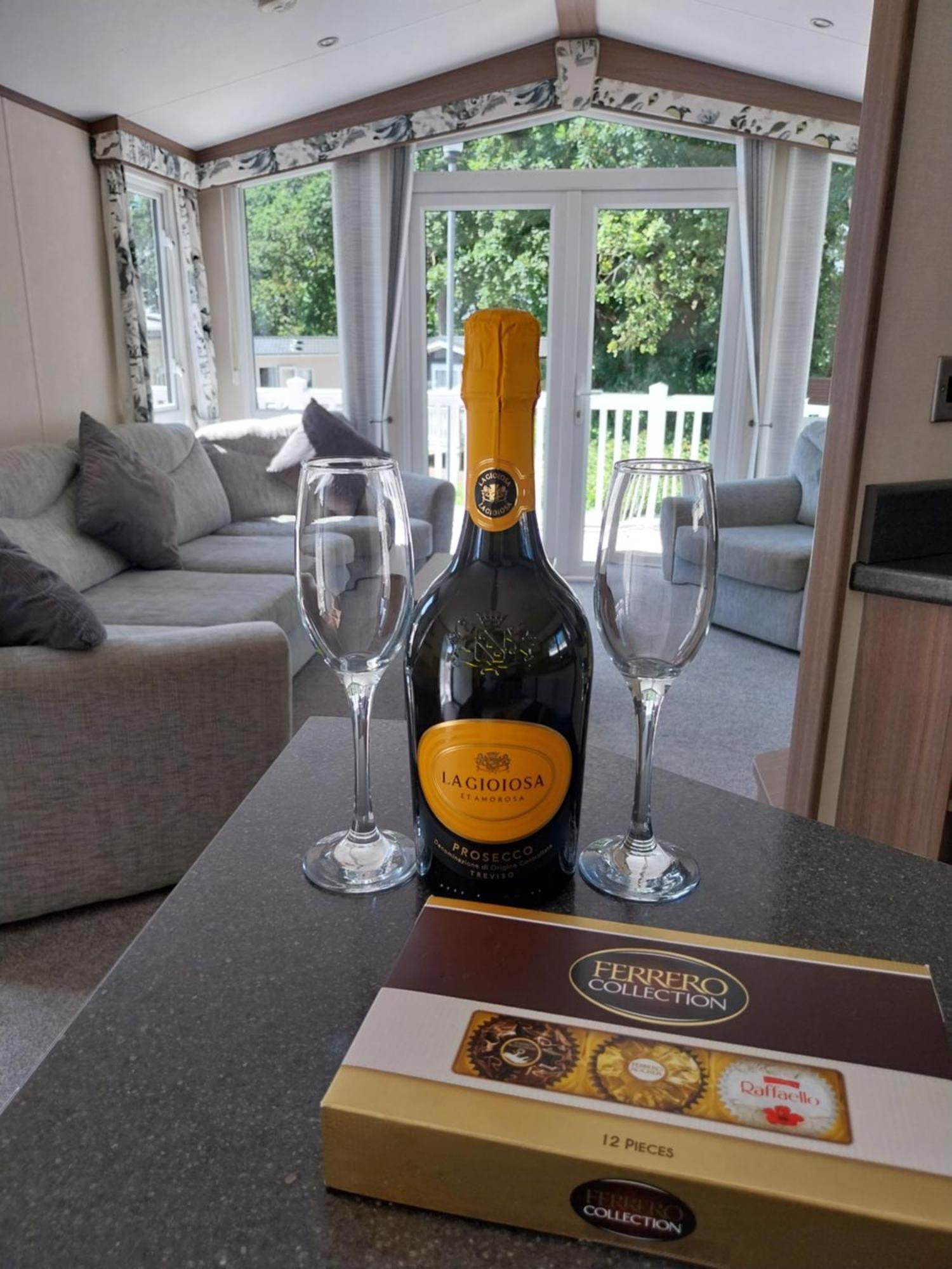 Casa de férias Family Breaks At Rockley Park With Prosecco And A Box Of Chocolates On Arrival Poole