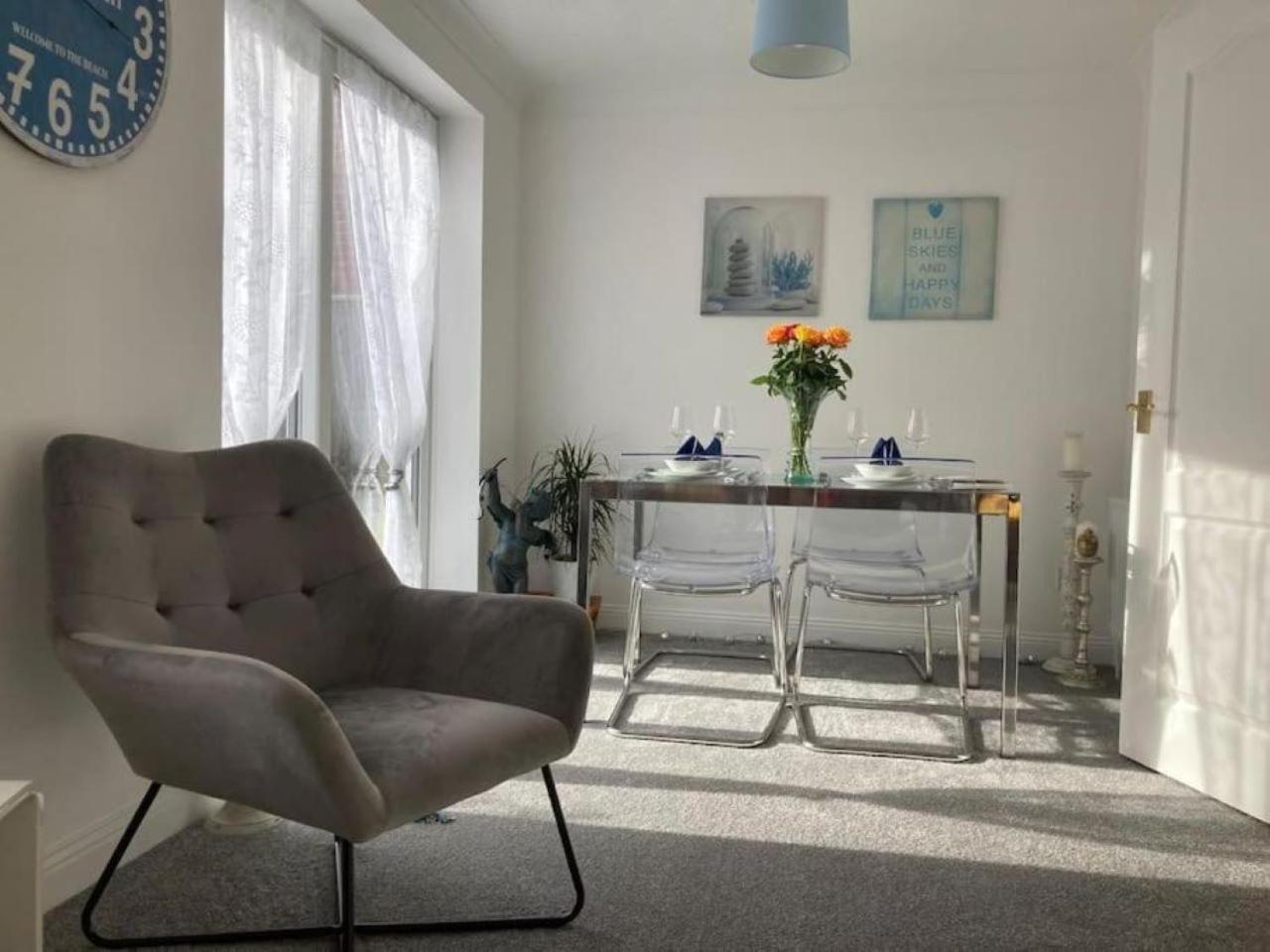 The Sashes: Cozy Near & Sandbanks Apartment