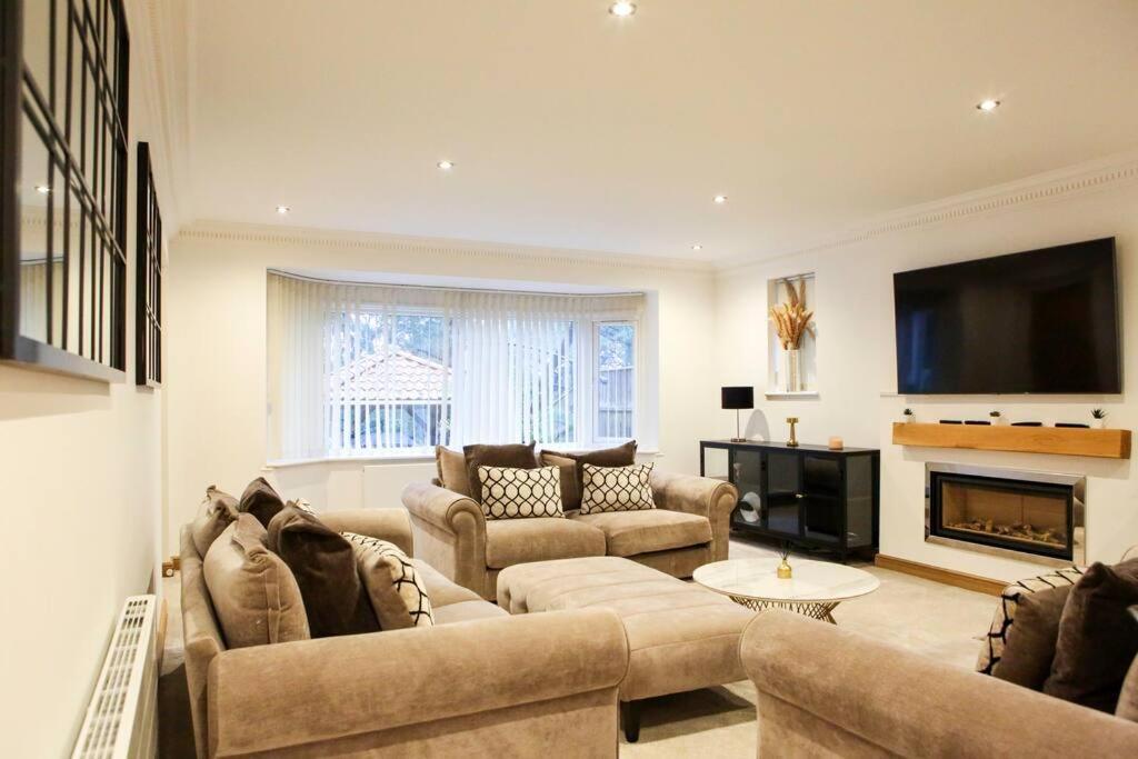 Hot Tub/football Court/sleeps 12/luxury Villa Poole